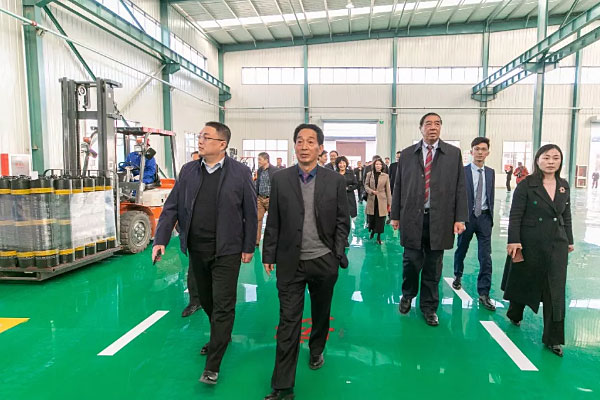 Chairman Shen Guoxing first led everyone to visit the new factory of Yuhao Technology and the production base of polyester tires of Datang Technology.
